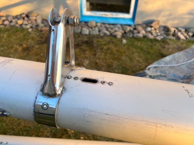 T fästen på masten.jpg