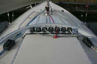 Clamcleat harken med fairleads funkar toppen. avlastare barbord för stor och fock fall. styrbordssida spinn fall.
