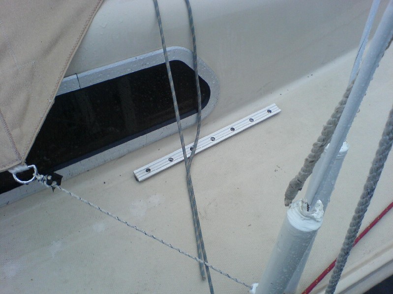 Så här ska man placera en fockskotskena, så att den fungerar med en fock. Den funkar bra till både den stora med långa lattor och utbyggd akterrunda och den mindre, ursprungliga.