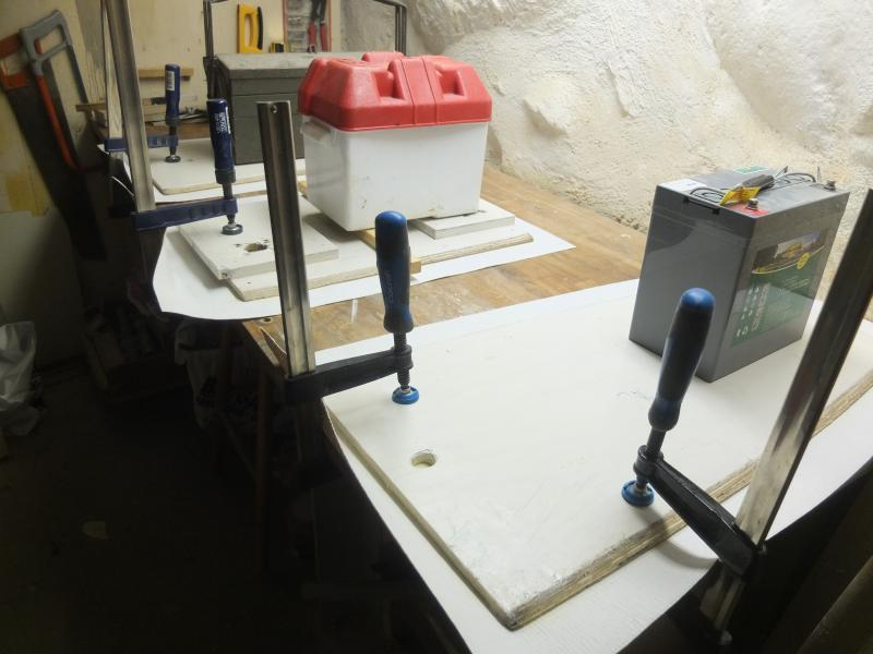 Durkmatta limmas på tre durkar