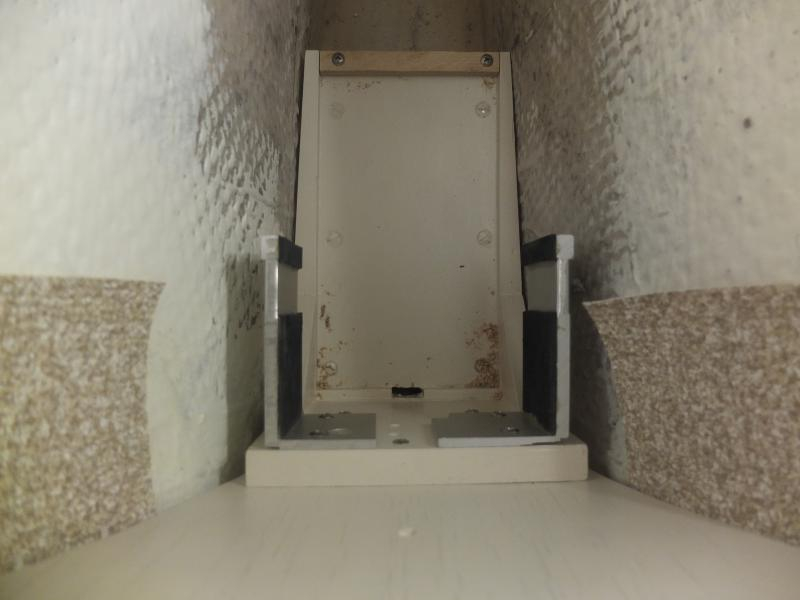 Batterihållare på plats, uppifrån