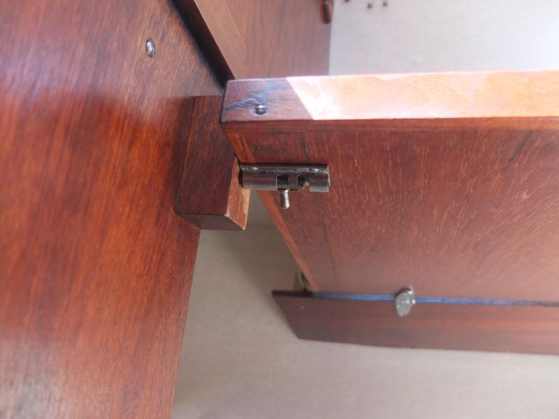 Nedre kloss med hylla i läge