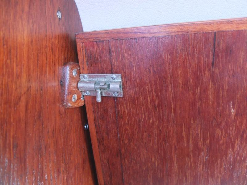 Övre kloss med hylla i läge